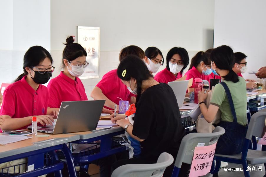 北校区报到注册现场.png 北校区报到注册现场.png