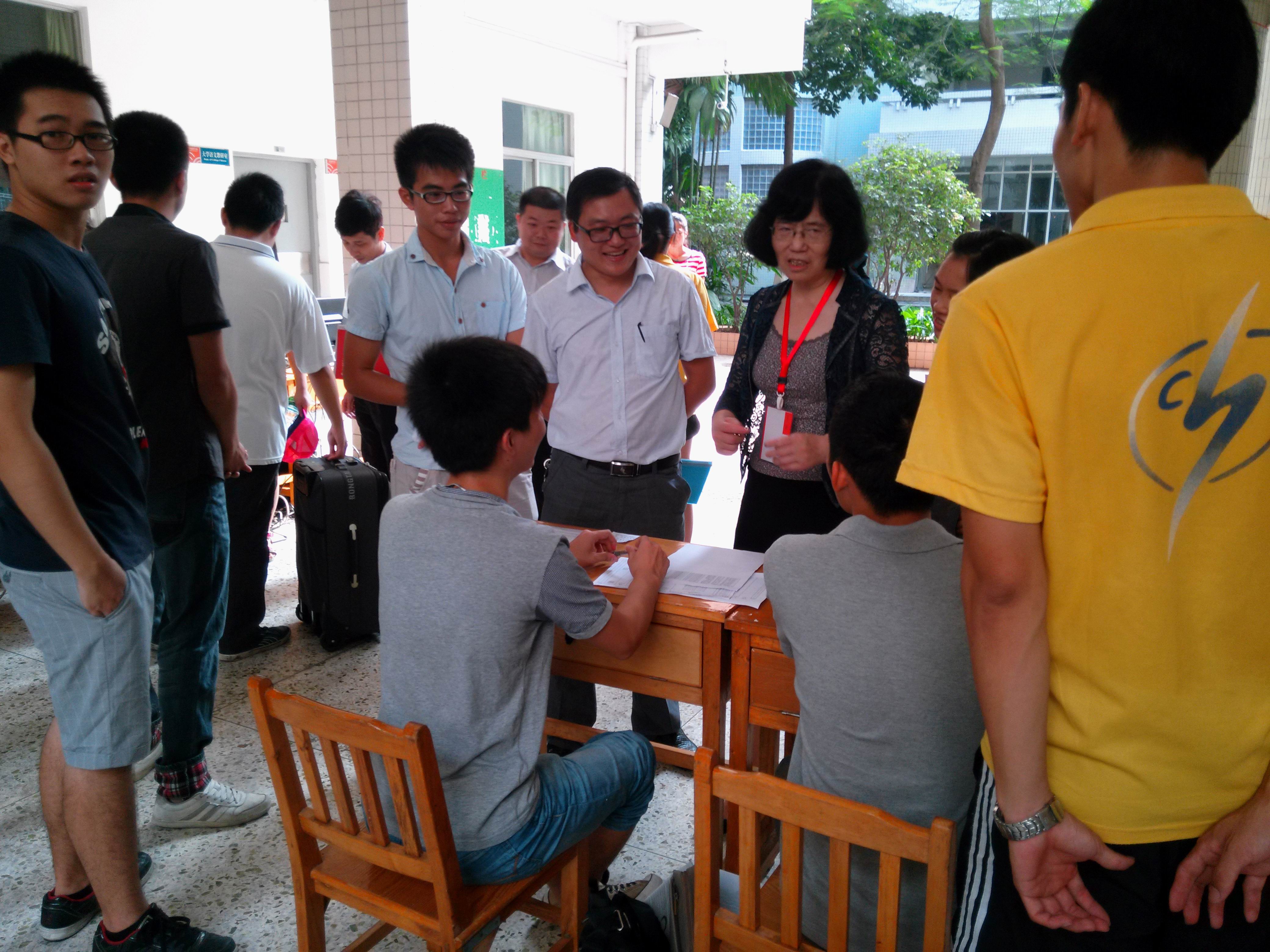校长曾小彬教授视察电气学院迎新工作