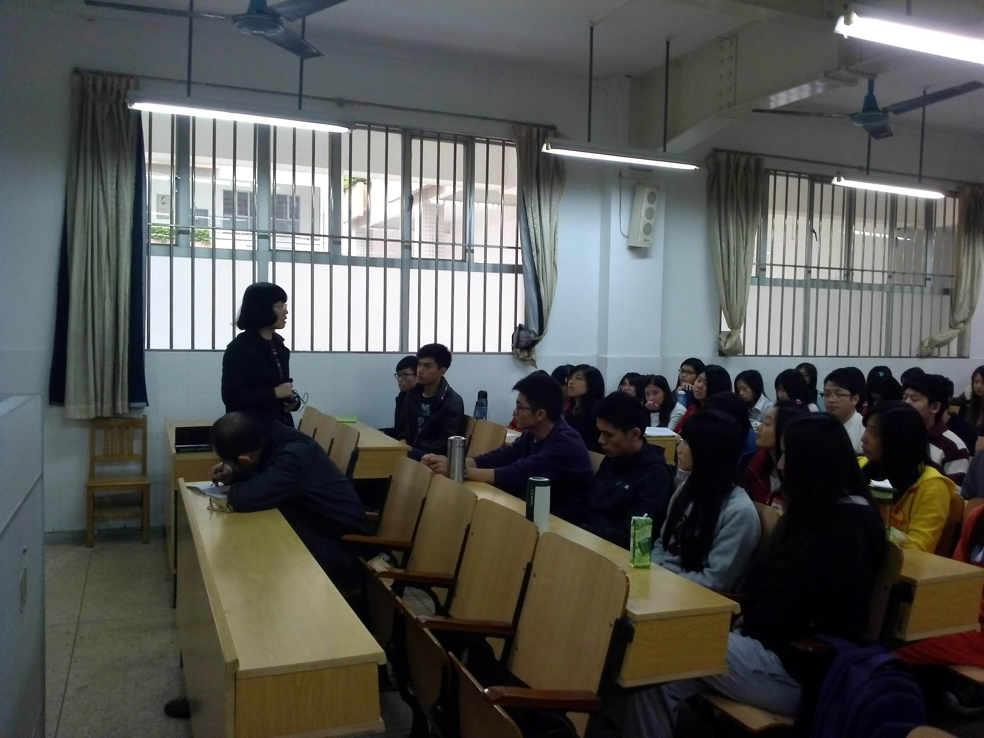 曾小彬校长与学生在班会上互动