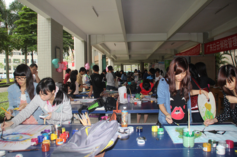 比赛现场选手们集体作画