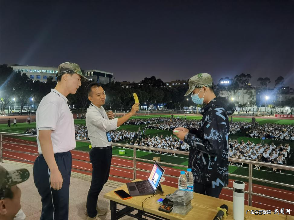 刘杰伟医生与大一新生互动现场 (西校区).png 刘杰伟医生与大一新生互动现场 (西校区).png