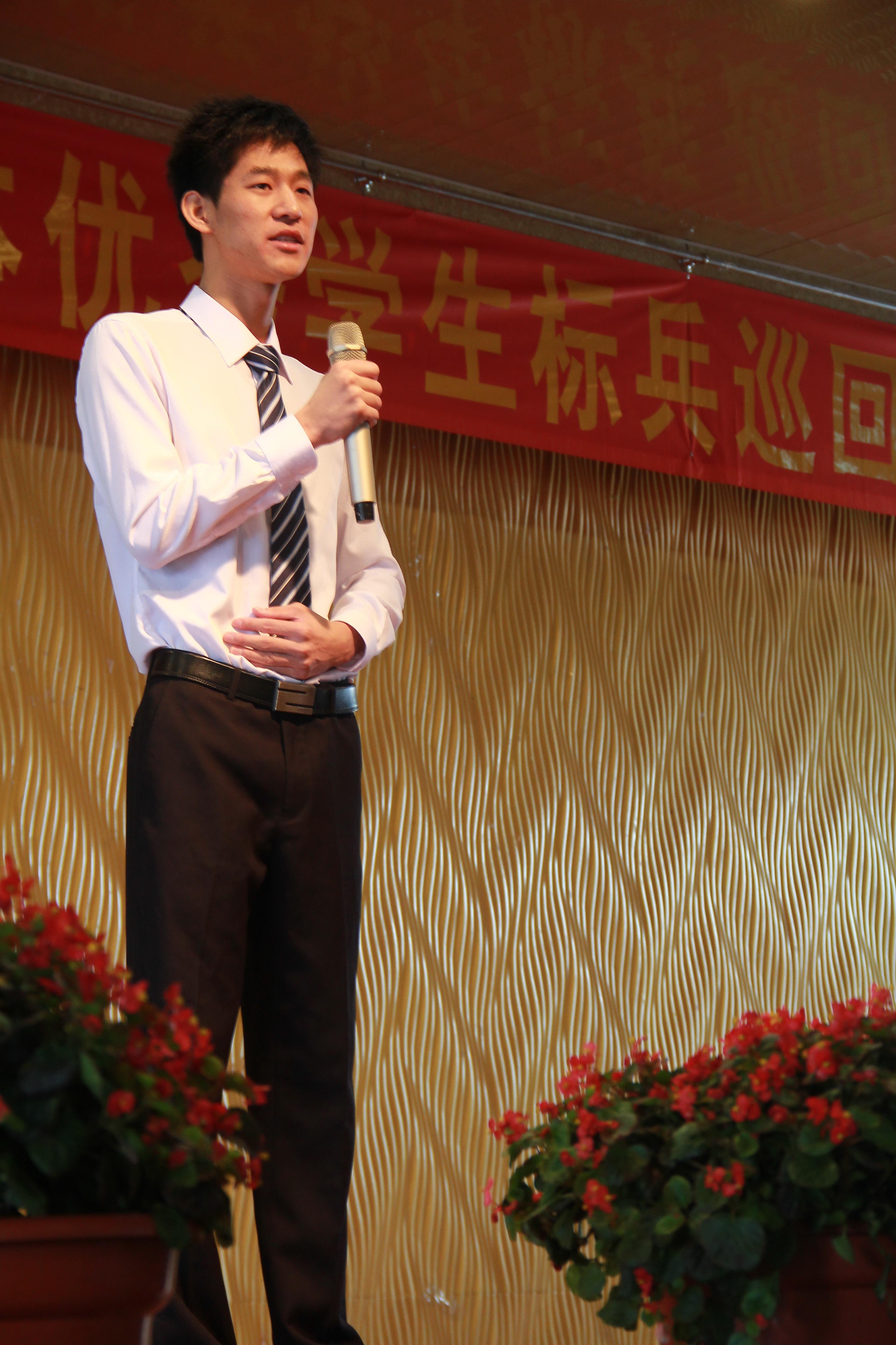 优秀学生代表黄明在宣讲