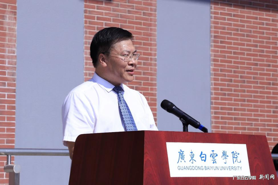 校长黄大乾在北校区讲话.png 校长黄大乾在北校区讲话.png