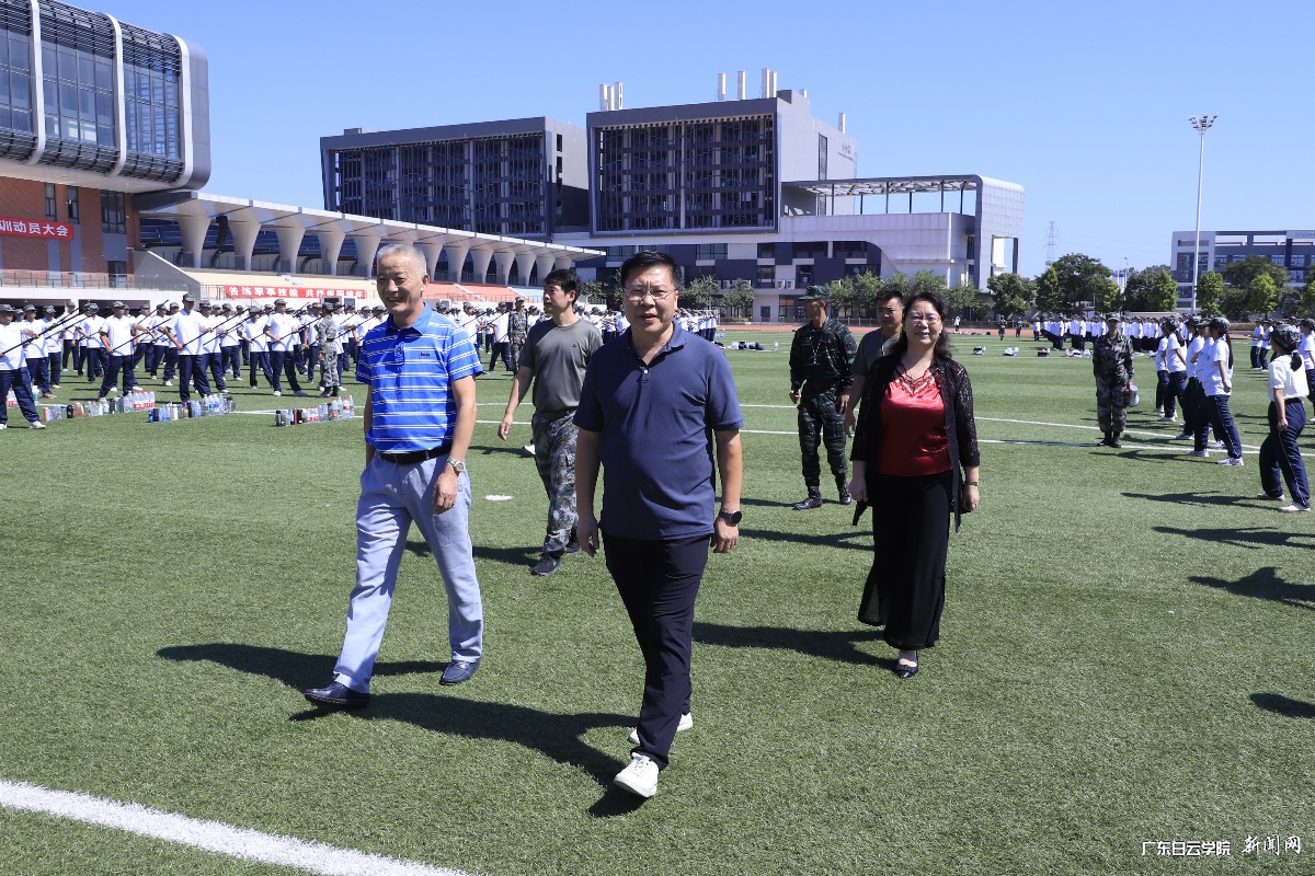 校领导察看军训现场.png 校领导察看军训现场.png