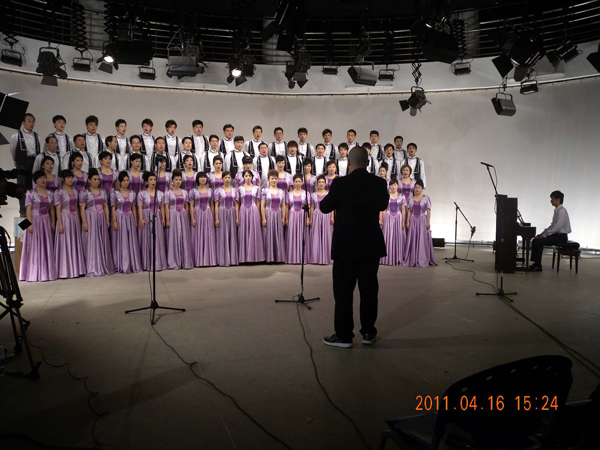 广东白云学院师生党员在艺术楼影视棚录制参赛曲目 广东白云学院师生党员在艺术楼影视棚录制参赛曲目