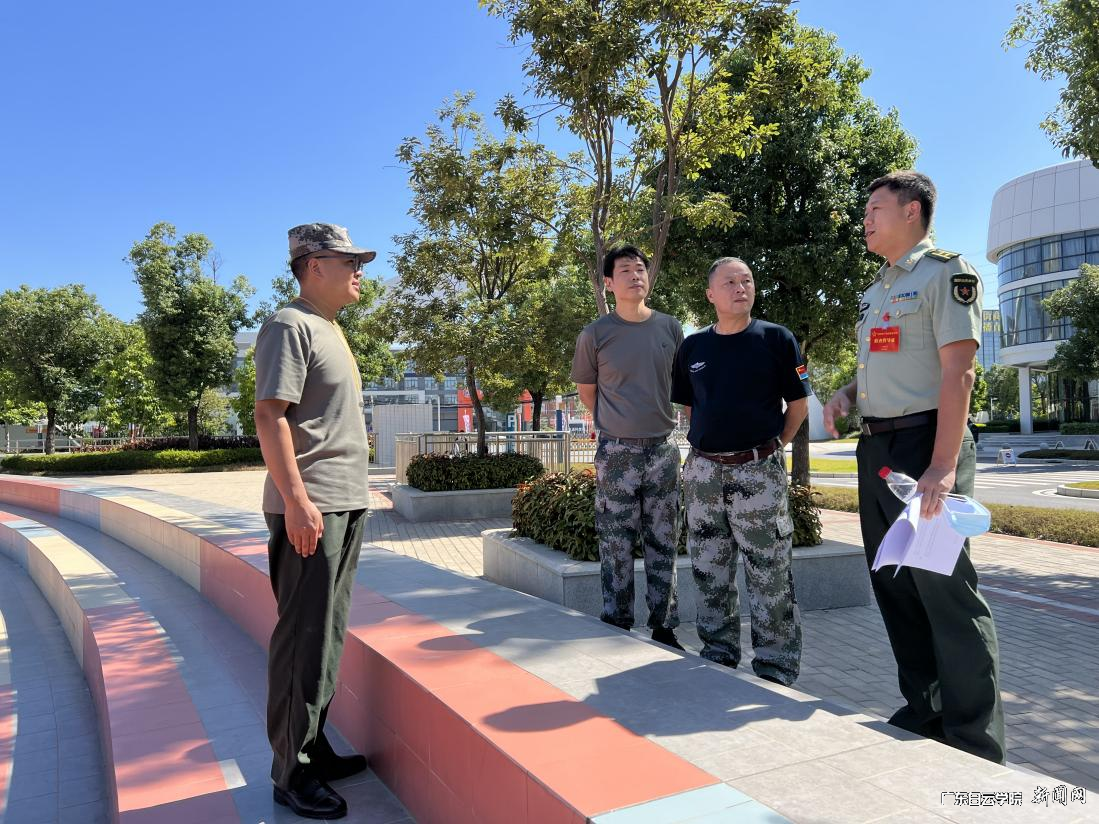 学校党委武装部负责人向上级领导汇报军训工作.png 学校党委武装部负责人向上级领导汇报军训工作.png
