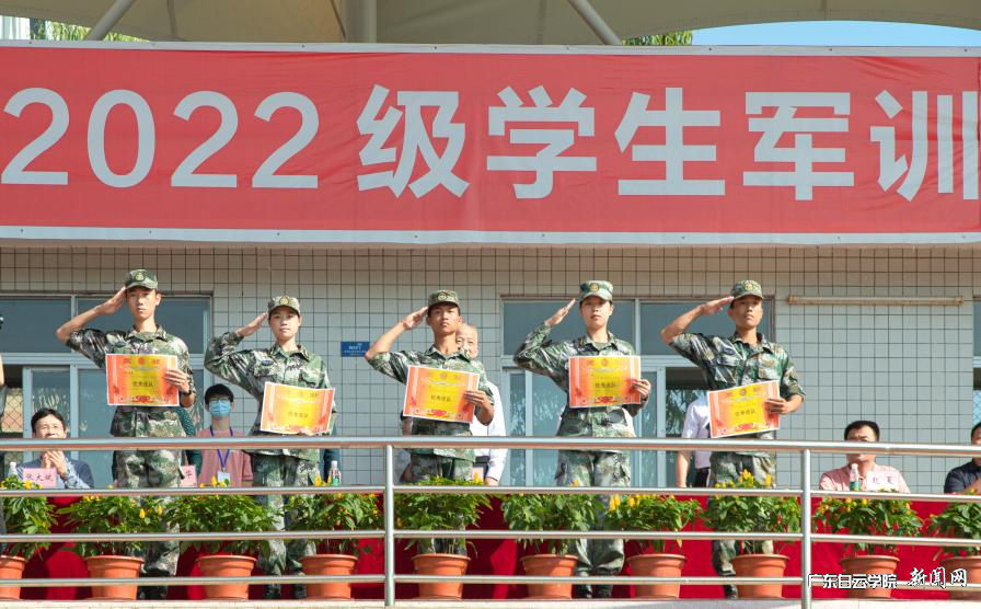 获奖代表上台领奖(西校区).png 获奖代表上台领奖(西校区).png