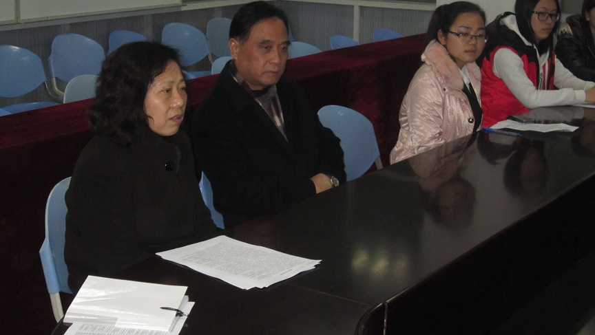 思政部周瑞华、郭浩教授在对学生代表进行指导