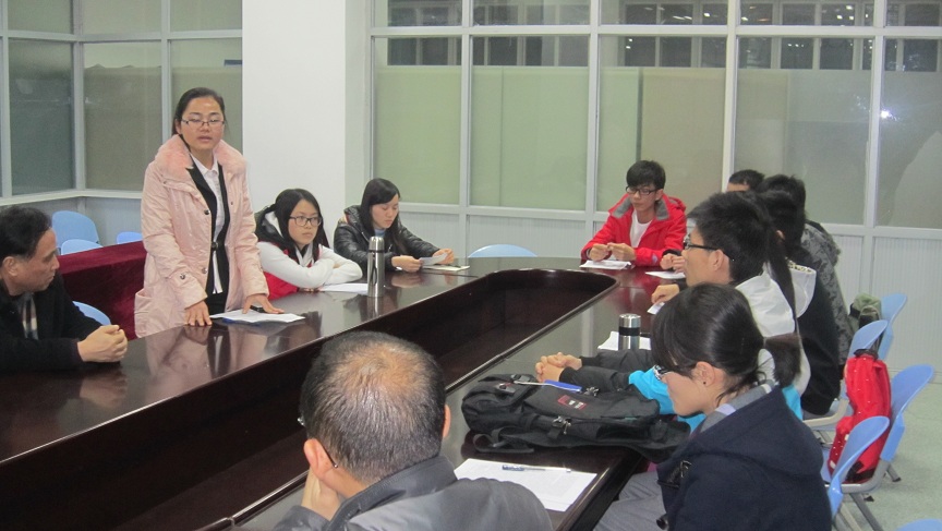 优秀学生代表与先进集体代表在进行演讲培训