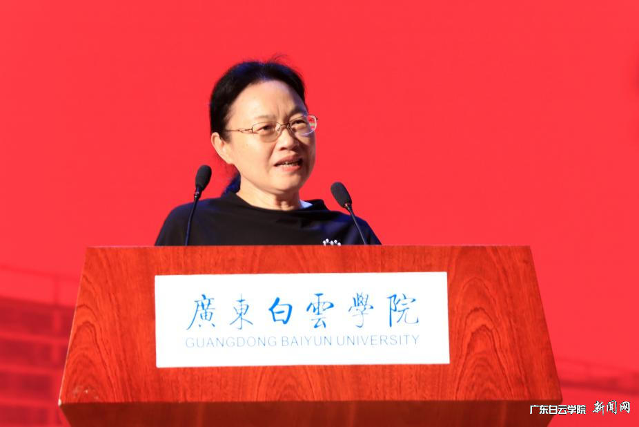 先进集体代表、教育学院院长周燕发言.png 先进集体代表、教育学院院长周燕发言.png