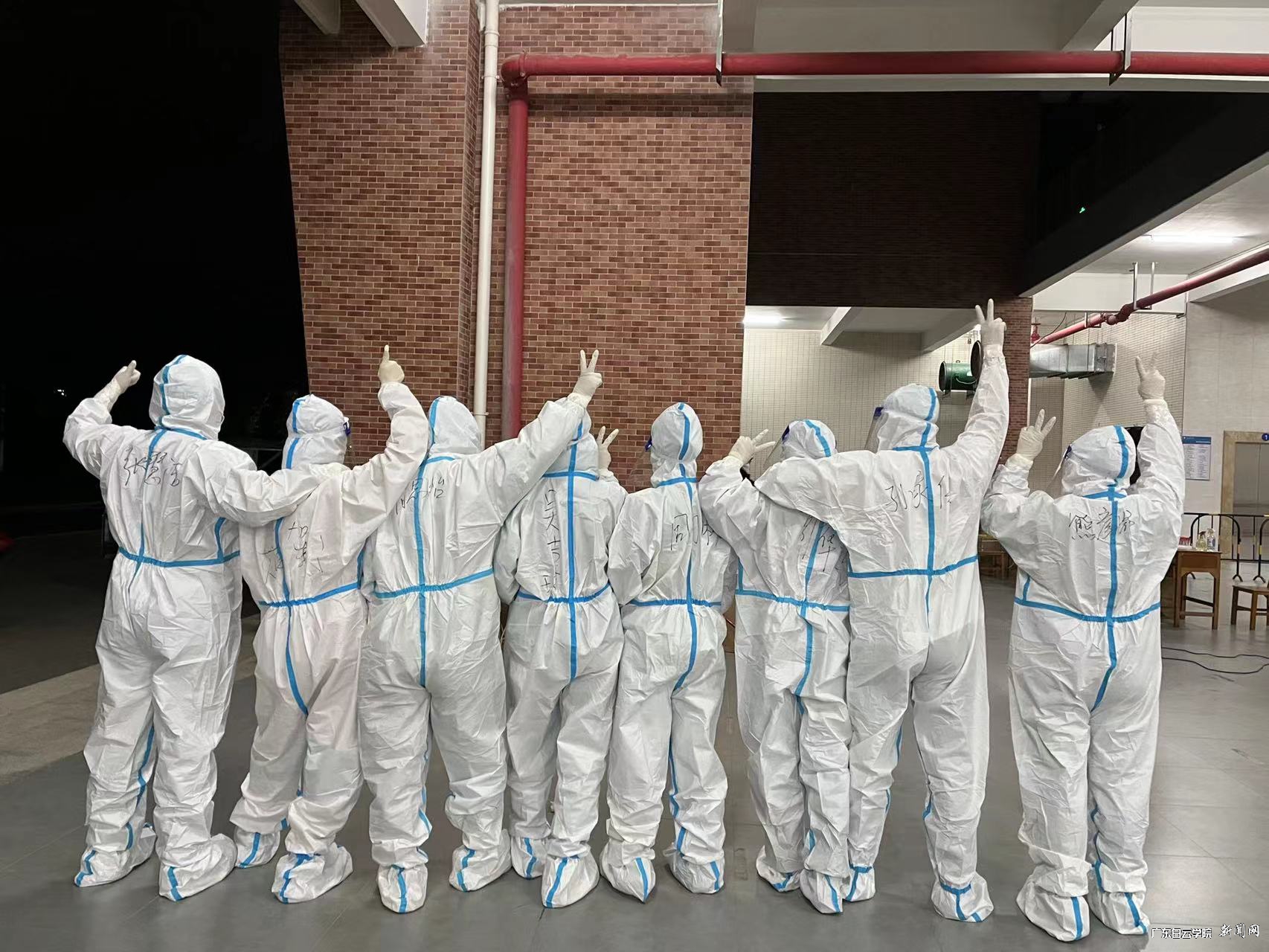 部分教师大白核酸采样完成后合影.jpg 部分教师大白核酸采样完成后合影.jpg