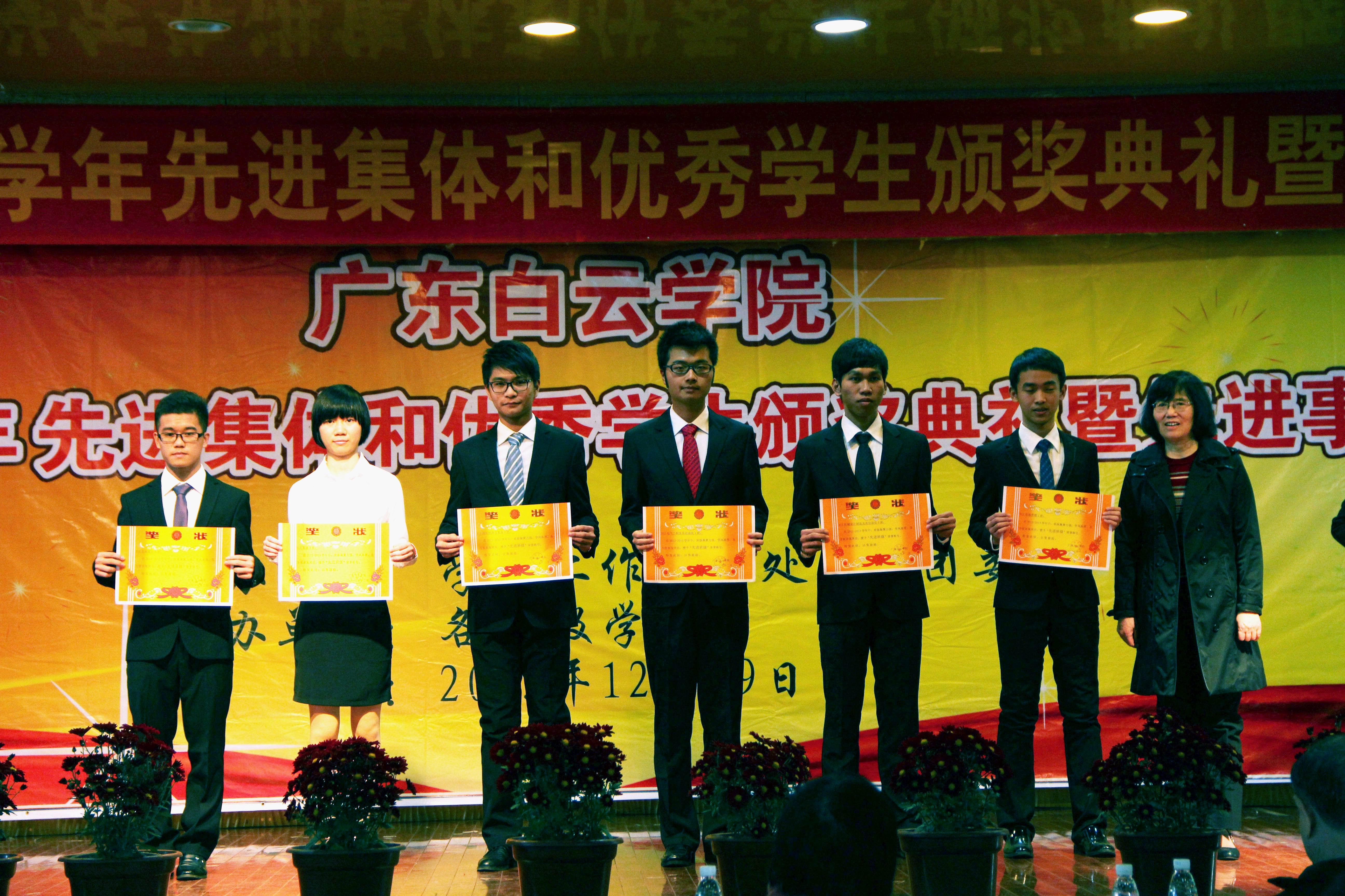 曾小彬校长为先进班级颁奖