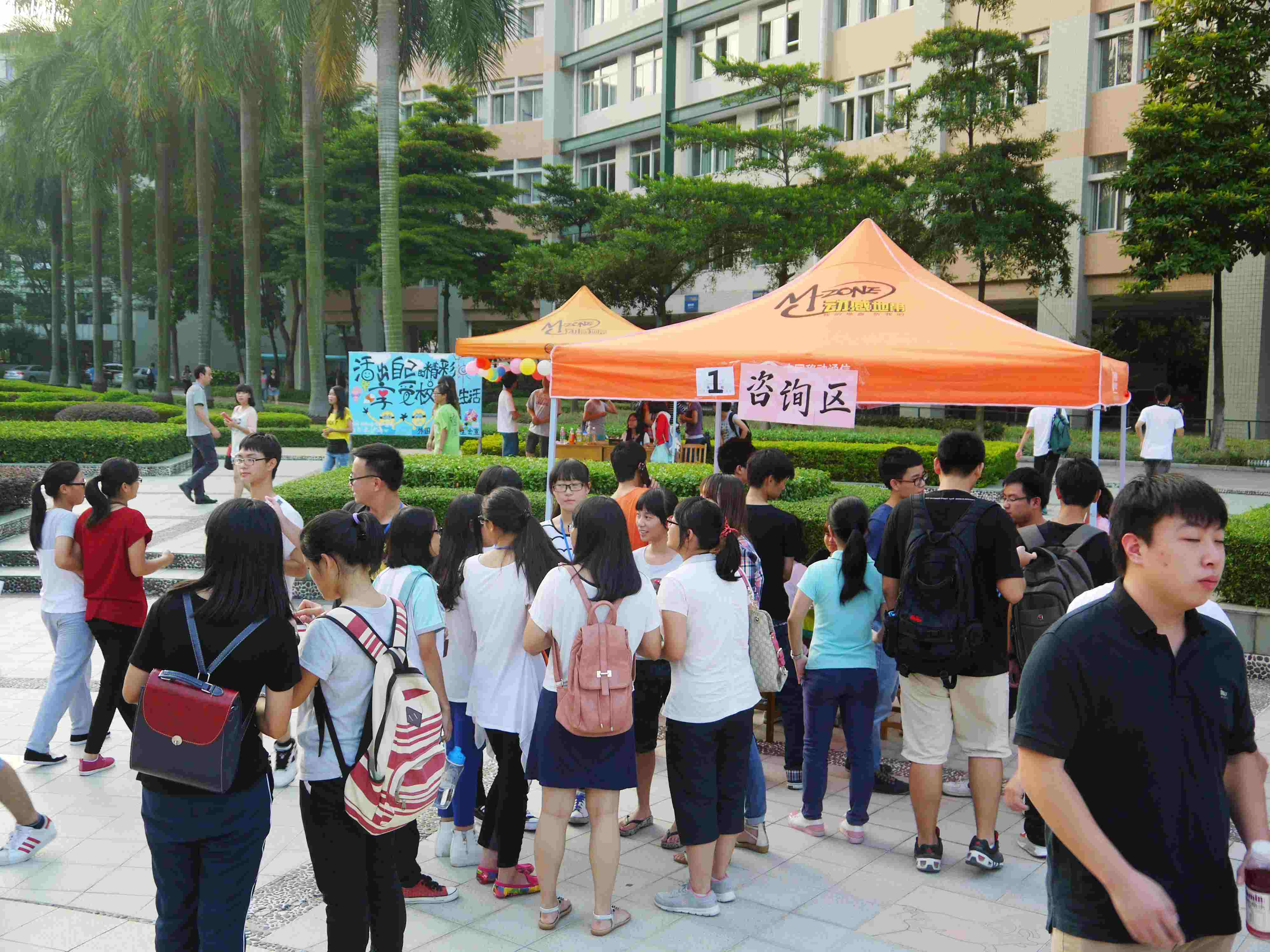 现场心理咨询区参与咨询的同学排起长队