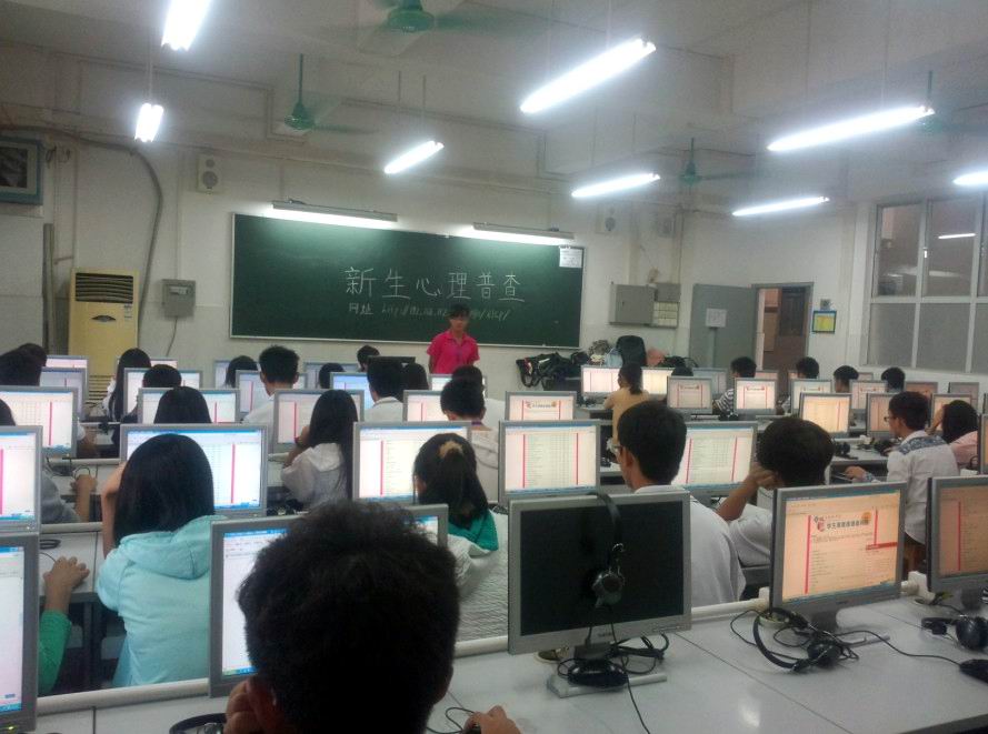2013级新生心理普查现场-1