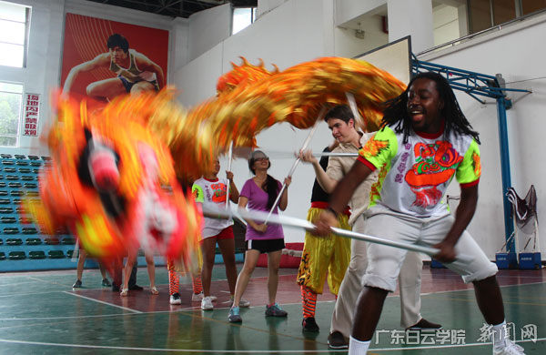 美国大学生和校醒狮队员一起舞动中国龙