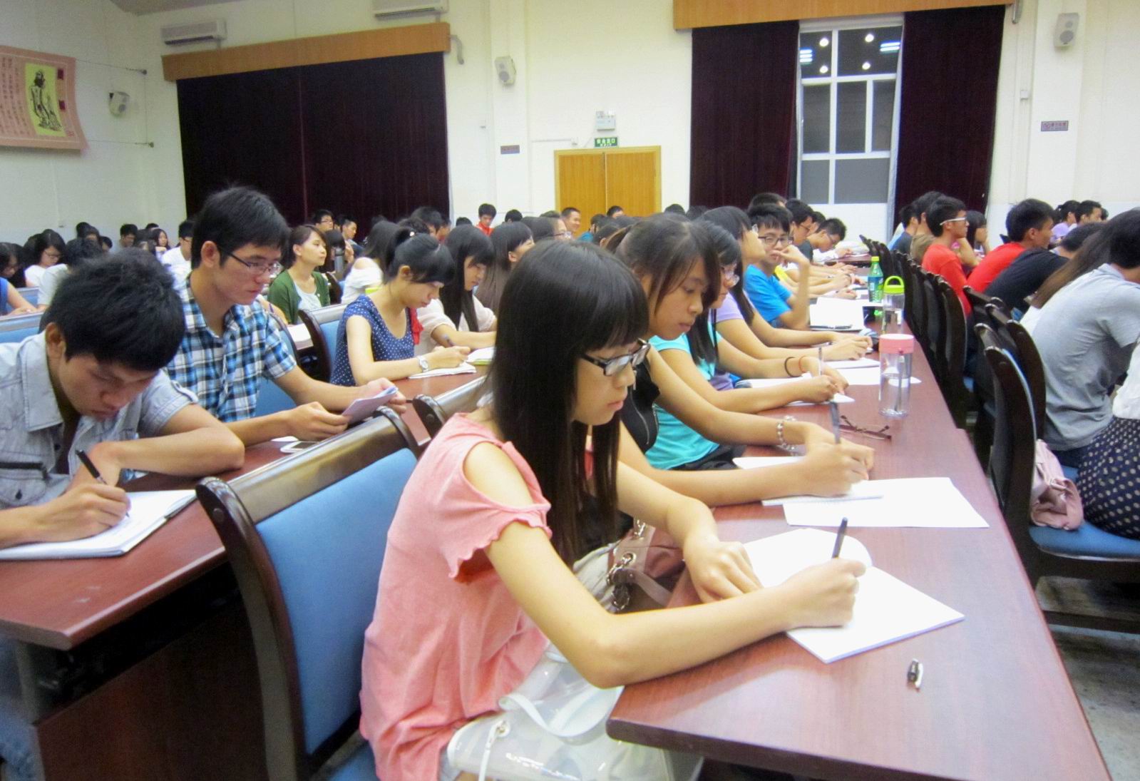 学员们认真学习做笔记