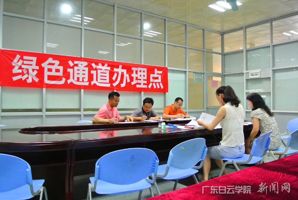 校领导现场办公确保学生顺利入学