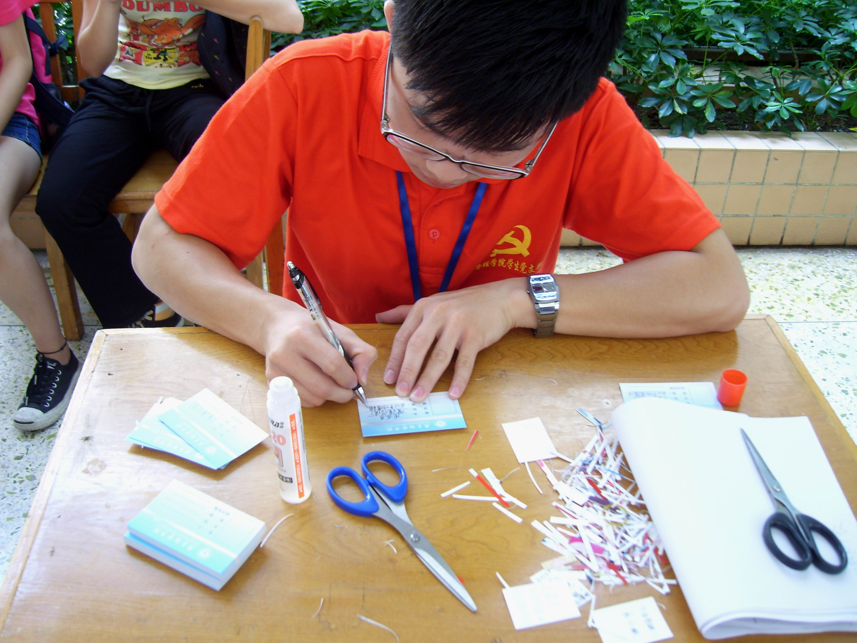 管理学院学生党员为师弟师妹一丝不苟填写校卡
