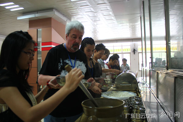 学中国人一样用餐