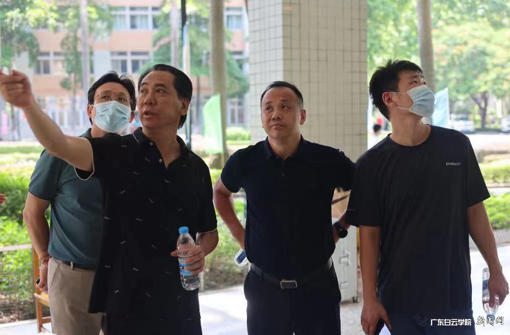 董事长谢可滔一行察看西校区迎新现场.jpg 董事长谢可滔一行察看西校区迎新现场.jpg