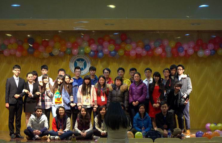 心理中心的老师和选手及工作人员合影