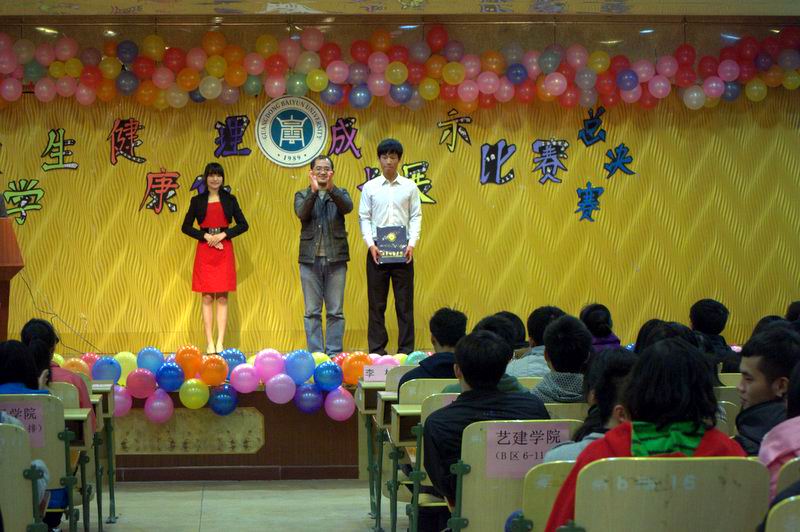 李林老师为获奖选手颁奖