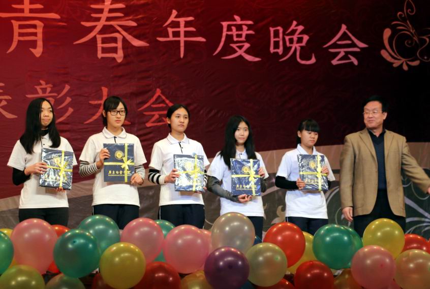 匡建国副院长为获奖学生颁奖