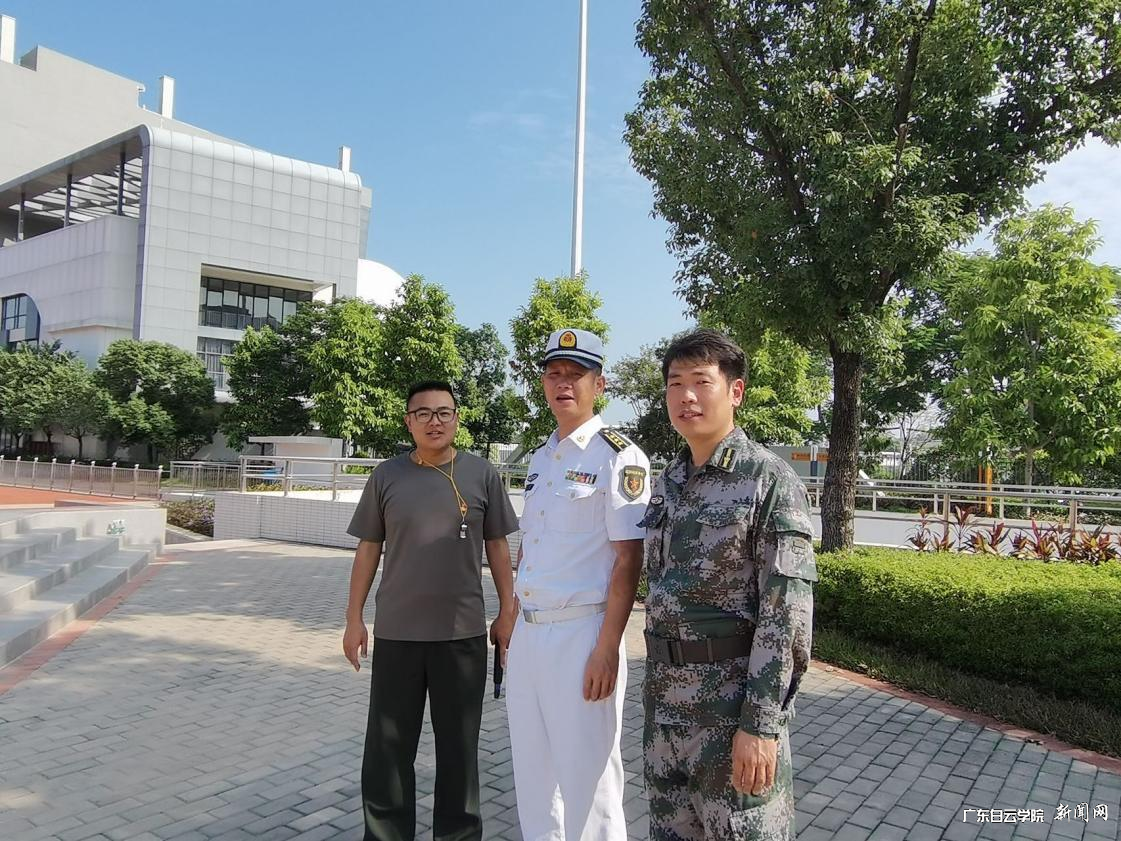 上级领导在军训现场.png 上级领导在军训现场.png