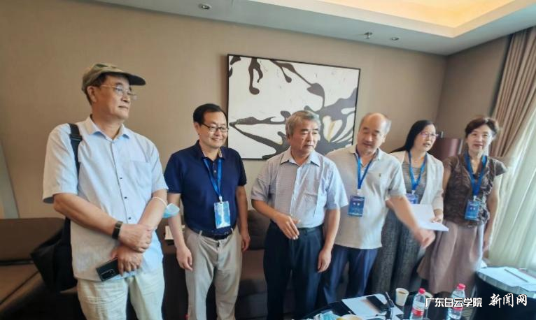 图1中国工程院院士谭建荣、组委会主任邵立康少将及机电学院院长曹玉华莅临线下专家现场.png 图1中国工程院院士谭建荣、组委会主任邵立康少将及机电学院院长曹玉华莅临线下专家现场.png