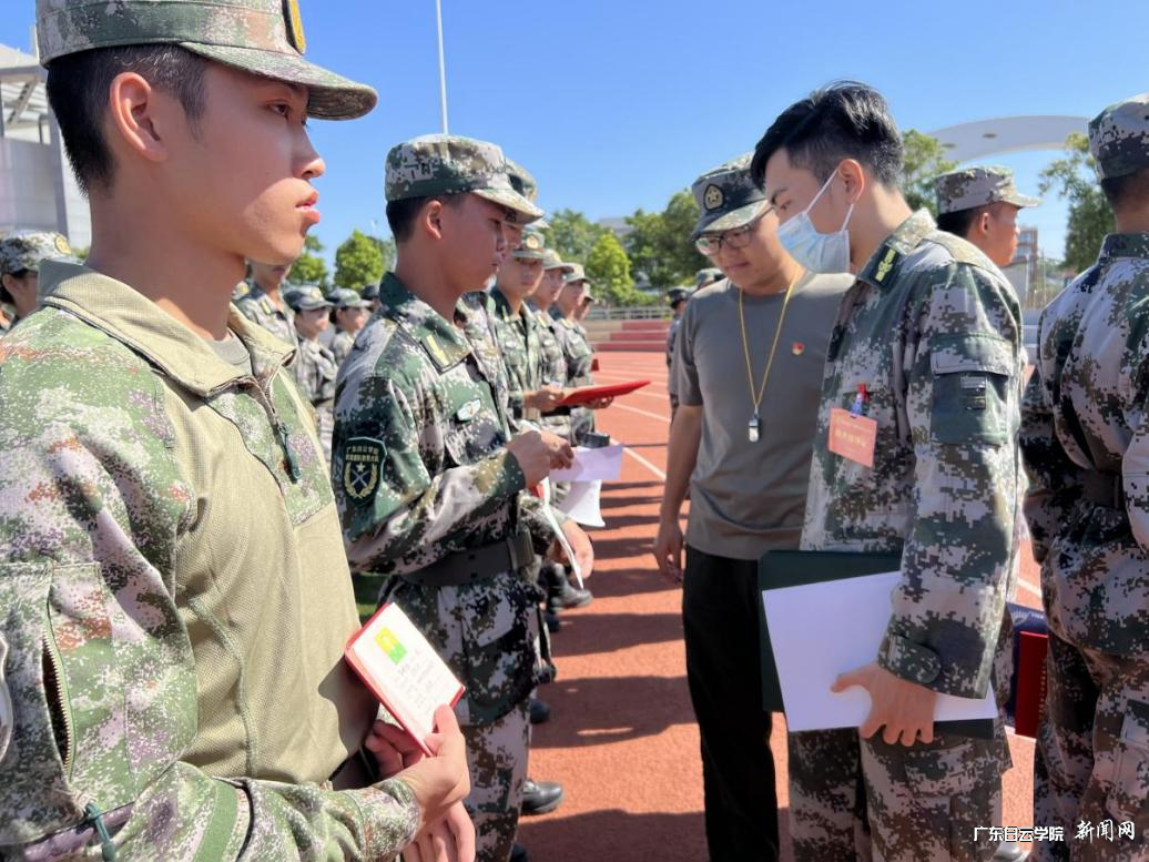 上级领导检查军训教官资格证.png 上级领导检查军训教官资格证.png