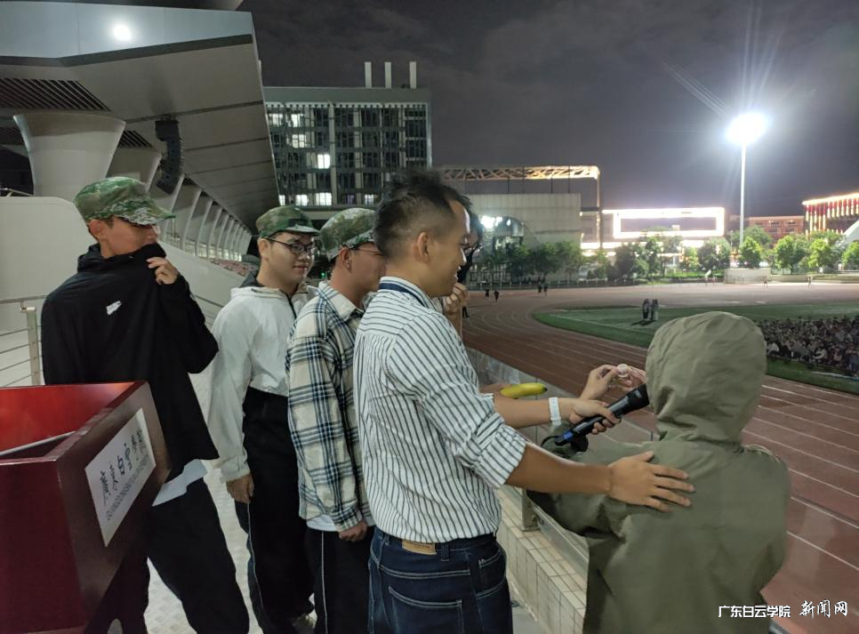 刘杰伟医生与大一新生互动现场 (北校区).png 刘杰伟医生与大一新生互动现场 (北校区).png