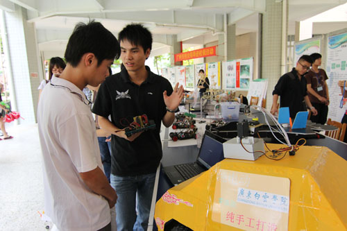 广东白云学院CDIO项目教学成果展示中制作人向同学介绍其作品1 广东白云学院CDIO项目教学成果展示中制作人向同学介绍其作品1