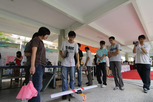 广东白云学院CDIO项目教学成果展示中制作人向同学介绍其作品2 广东白云学院CDIO项目教学成果展示中制作人向同学介绍其作品2