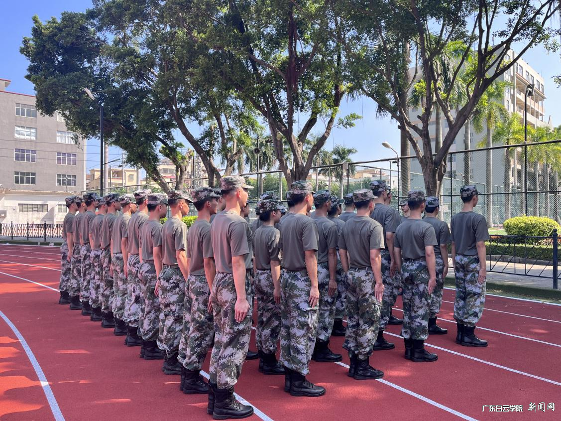 西校区运动场集训.png 西校区运动场集训.png